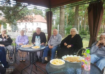 spotkanie seniorów przy kawie i ciastkach